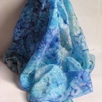 šátek mačkanou technikou-modrý